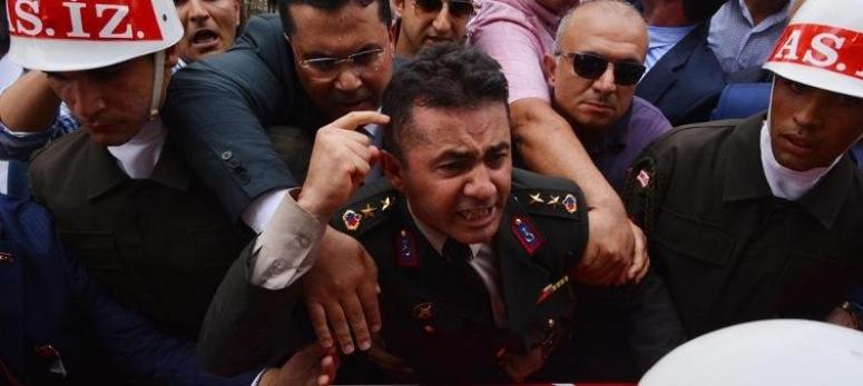AK TROLL'LER ŞEHİT AĞABEYİ MEHMET YARBAY'I HEDEF GÖSTERDİ!