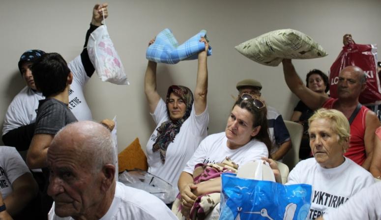 CHP İL BİNASINA YASTIKLI BATTANİYELİ ÇIKARMA!