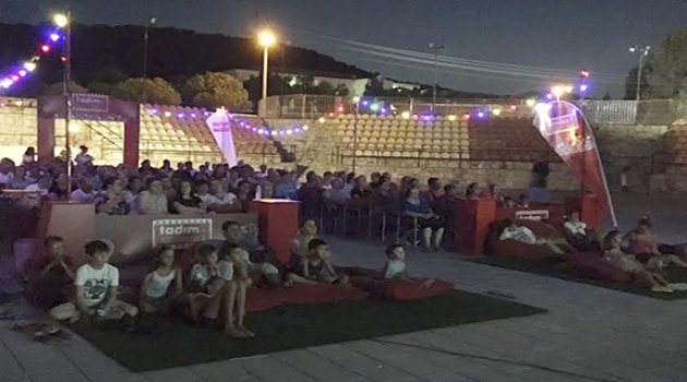 Yeni Foça’da Açık Hava Film Gösterimi Yapıldı