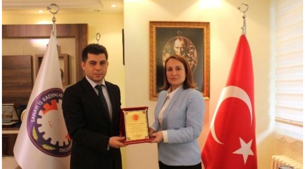 Yılın İş Kadını Ödülünü Ankara'da Aldı