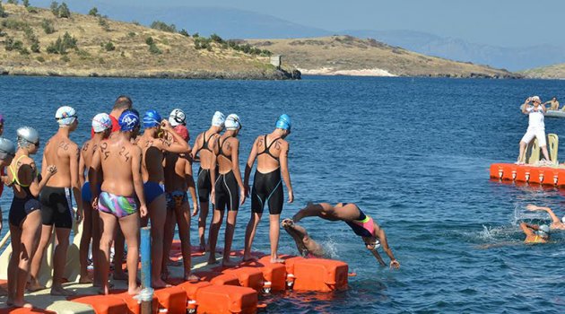 Yüzücüler Foça'da Yarıştı
