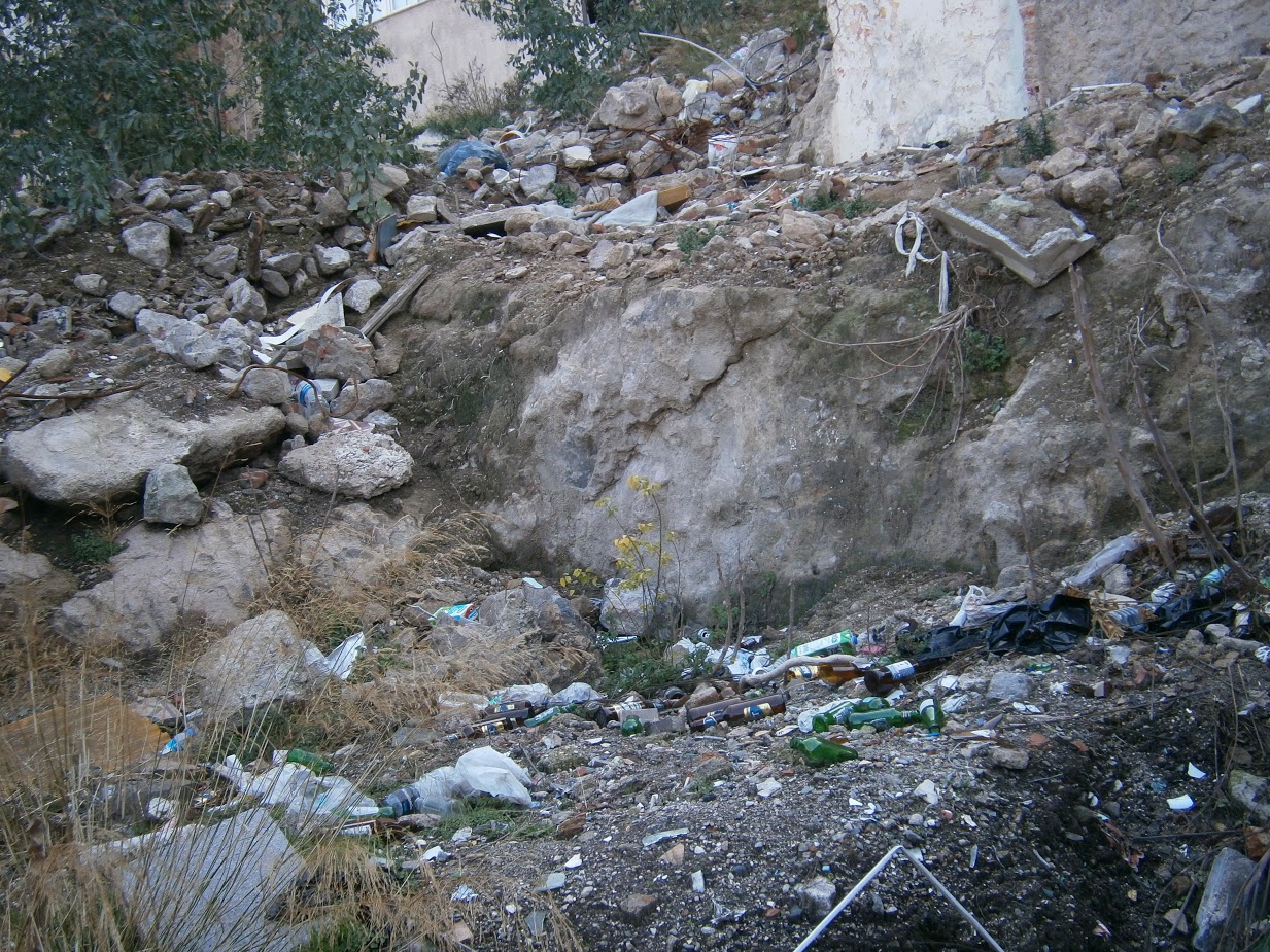 Konak'ta Tarihi Binalar Çöplüğe Döndü