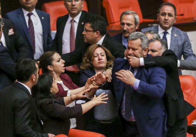 Meclis'te büyük kavga... AKP'liler HDP'lilere saldırdı: 3 yaralı!