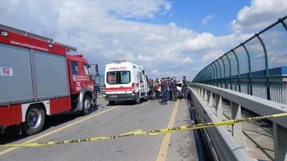 Akyazı'da jandarma aracı ile otomobil çarpıştı: 2 kişi hayatını kaybetti