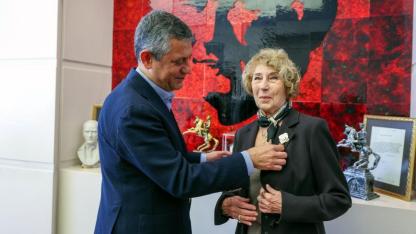 Ayşe Kulin, CHP'ye üye oldu: Rozetini Özgür Özel taktı