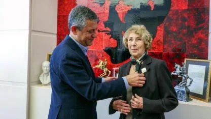 Ayşe Kulin, CHP'ye üye oldu: Rozetini Özgür Özel taktı