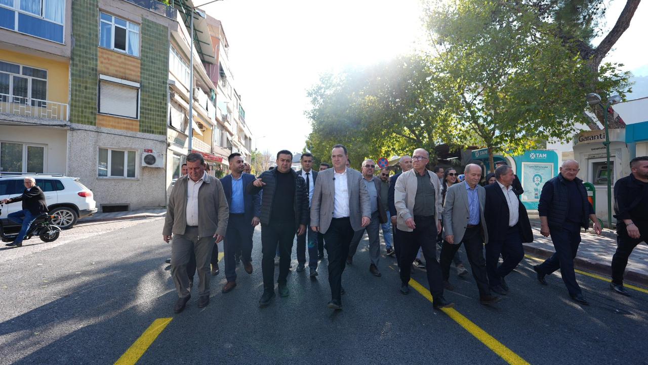 Başkan Dutlulu Kırkağaç’ta Sıcak Asfalt Çalışmalarını İnceledi