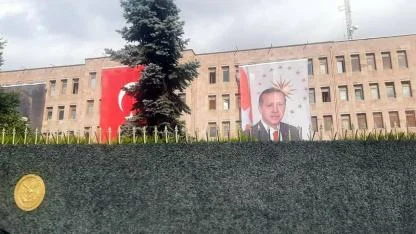 Bayrak ve poster uygulamasındaki standart genelgeyle TSK binalarına ilk kez Erdoğan'ın posteri asıldı