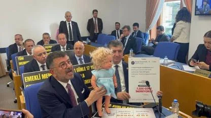Bütçe görüşmelerinde CHP'den oyuncak bebekli protesto
