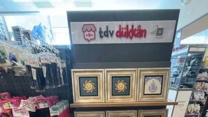Diyanet Vakfı, TBMM'de 'dükkan' açtı: Tablolar, 250 TL ile 350 TL arasında fiyatlarla satışa sunuldu