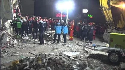 Enkaz başında 12. saat: Anne ve baba aranıyor