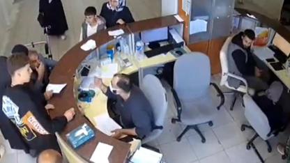 Hastaya hakaret etti oğluna da kalem fırlattı! Devlet hastanesinde skandal