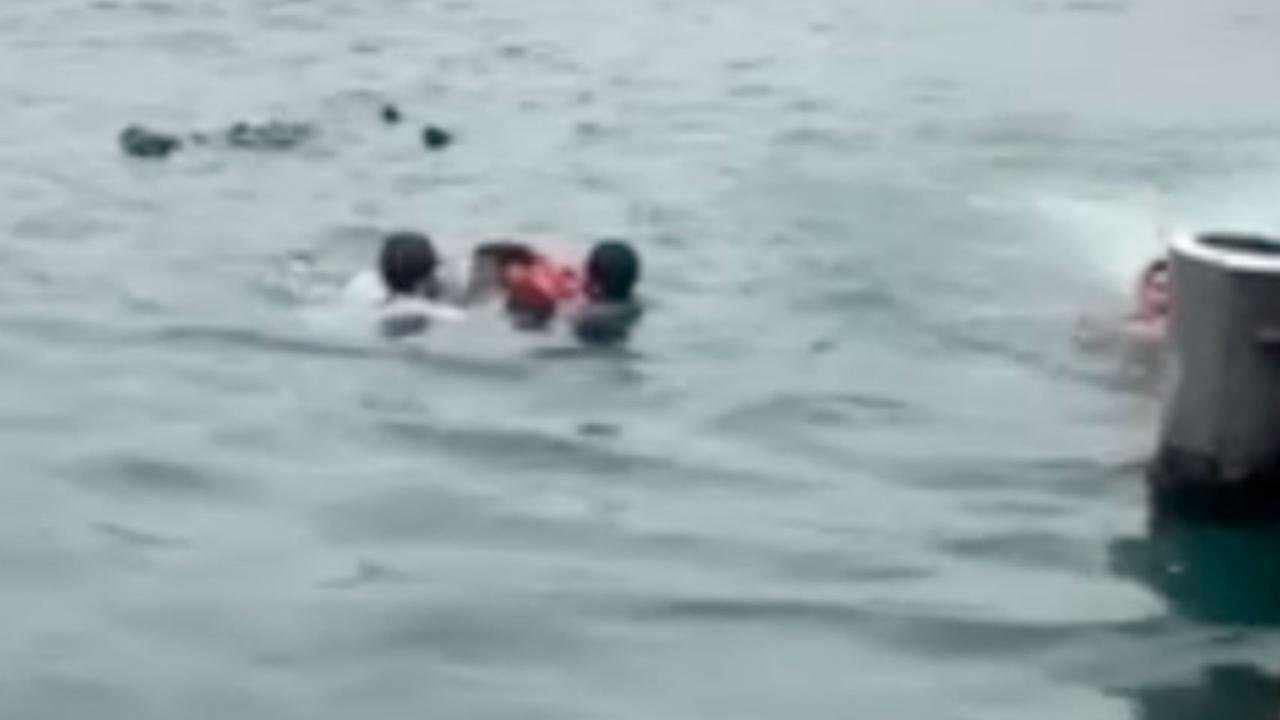 Kadıköy&#039;de yürek yakan anlar: 4 engelli denize düştü, 1 kişi kurtarılamadı