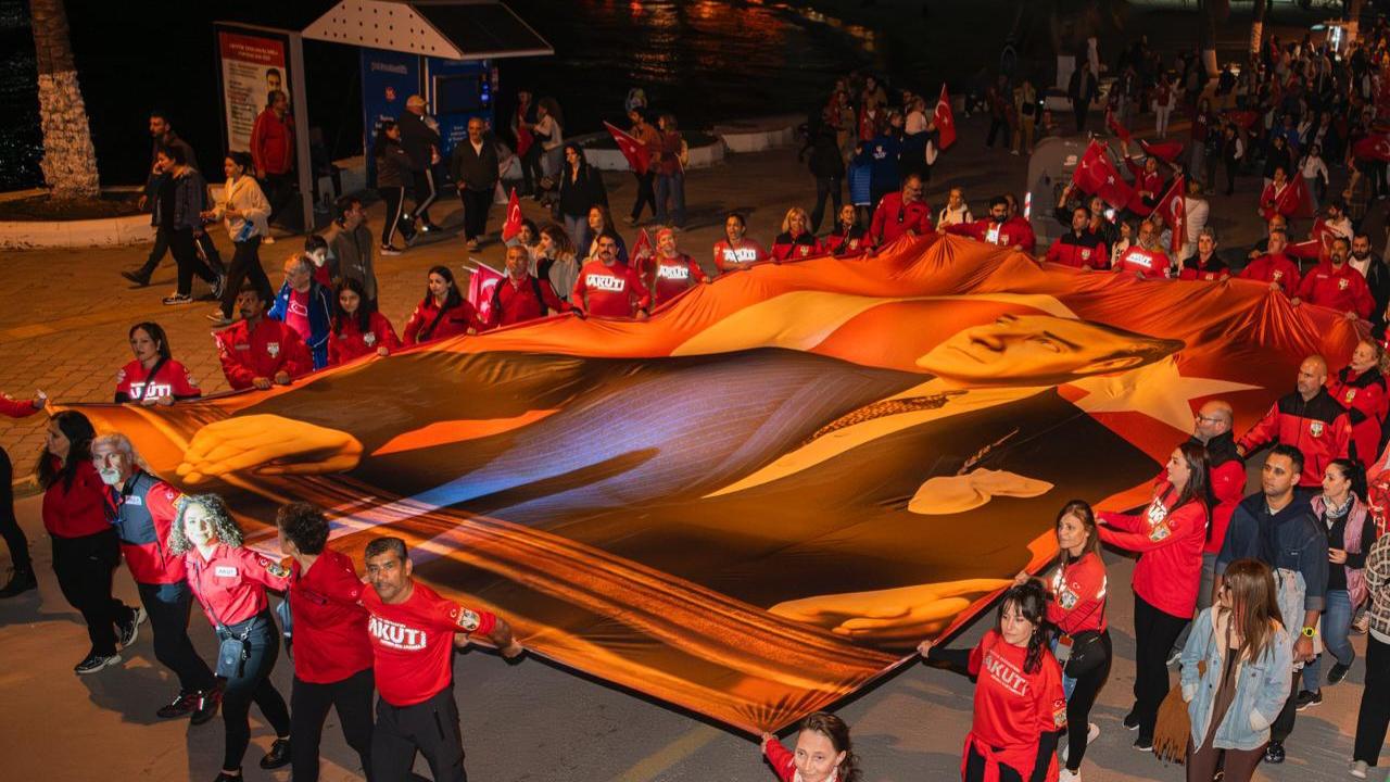 Kuşadası'nda Cumhuriyet Coşkusu geceye taşındı