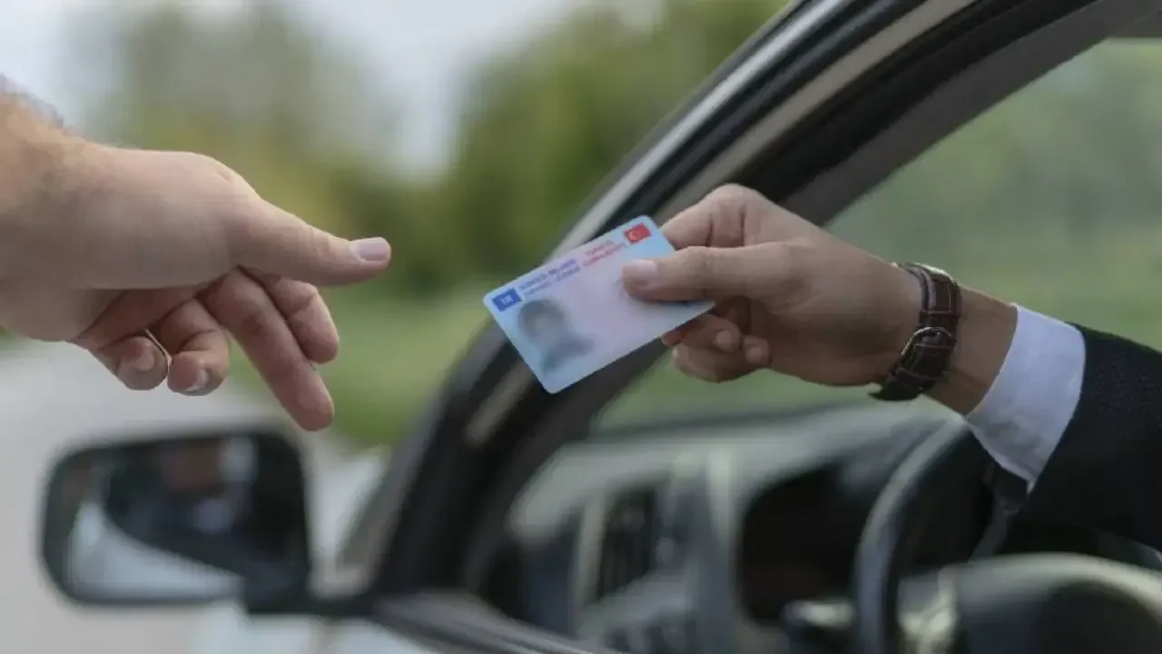 Milyonlarca sürücüyü ilgilendiriyor... Eski tip ehliyetler için yarın son gün!