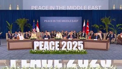 Mısır'daki Gazze Zirvesi'nde liderler pozu verildi: Trump tüm liderlerle tokalaştı