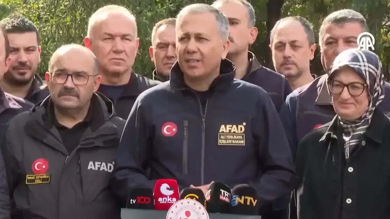 Yerlikaya'dan deprem bölgesinde açıklama: '4 bina yıkıldı, 26 kişi hafif yaralandı'