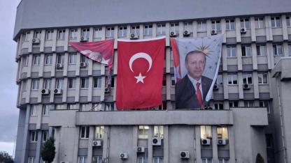 Zonguldak Valiliği'ne asılan Atatürk posteri klima ünitelerinin arkasına sıkıştırıldı, tepkiler üzerine düzeltildi