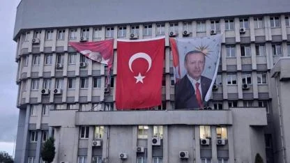 Zonguldak Valiliği'ne asılan Atatürk posteri klima ünitelerinin arkasına sıkıştırıldı, tepkiler üzerine düzeltildi