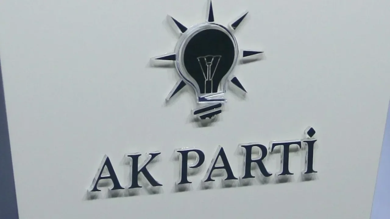 AK Parti&#039;de istifa şoku: Zehir zemberek sözlerle görevini bıraktığını duyurdu