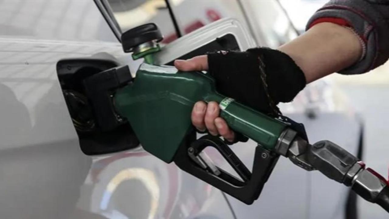 Akaryakıta çifte indirim! Tabela gece yarısı değişti