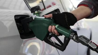 Akaryakıta çifte indirim! Tabela gece yarısı değişti