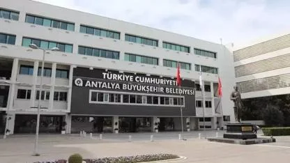 Antalya Büyükşehir Belediyesi'ne operasyon: 8 gözaltı