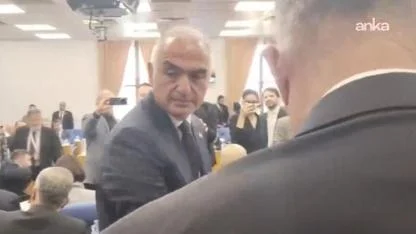 Bakan Ersoy'a şok protesto! Vekiller elini sıkmadı