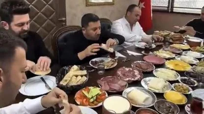 Belediye Başkanının gösteriş sofrasına tepki yağıyor
