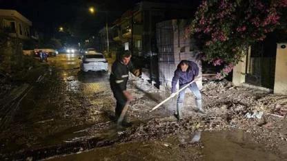Çeşme'de sağanak hayatı olumsuz etkiledi