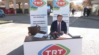 CHP'li Akdoğan'dan TRT önünde eylem: 'Padişahım çok yaşa'cılık yapıyor