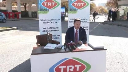 CHP'li Akdoğan'dan TRT önünde eylem: 'Padişahım çok yaşa'cılık yapıyor