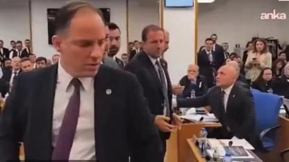 Deniz Yavuzyılmaz Meclis’te fena öfkelendi: “Diktatör müsünüz ya?”