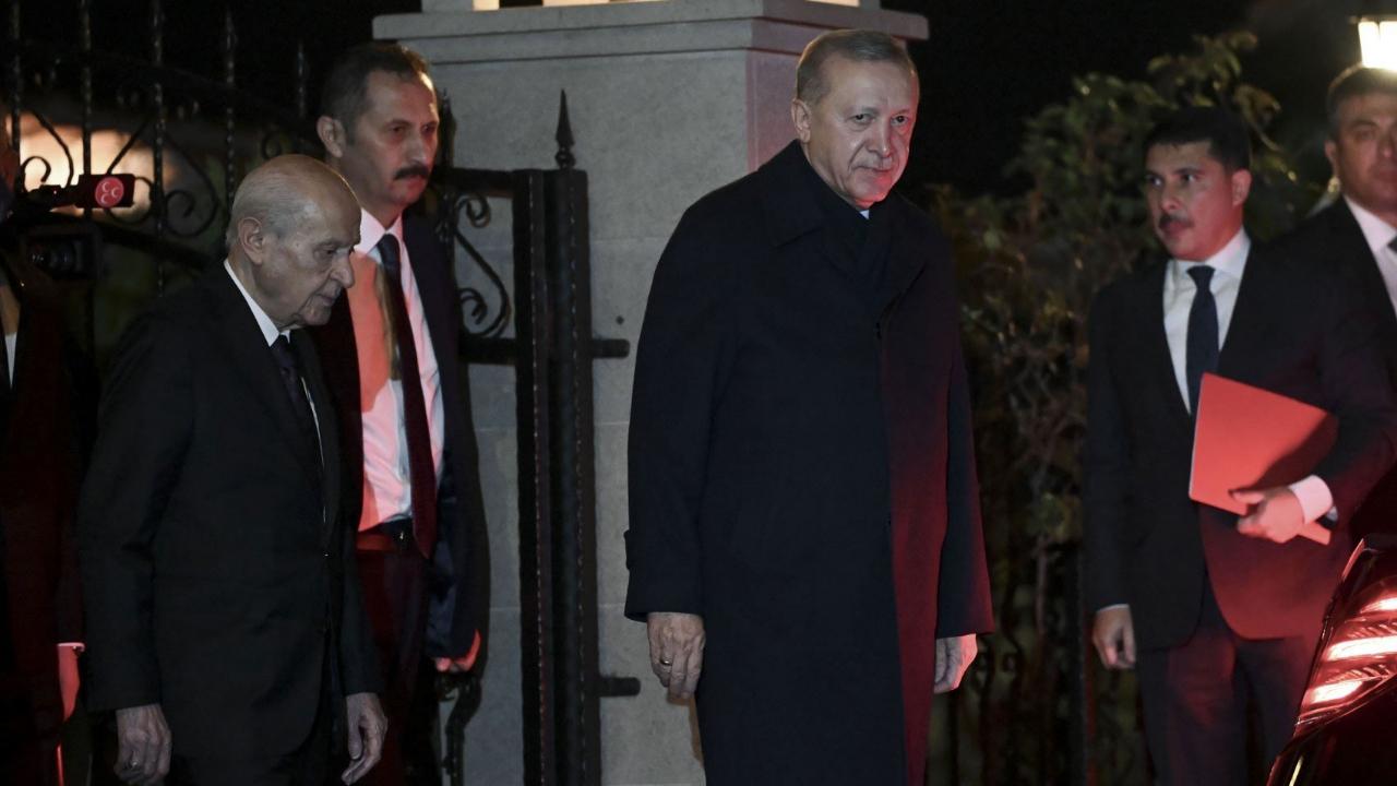 Erdoğan-Bahçeli zirvesinde dikkat çeken ayrıntı! Kırmızı dosyada ne var?
