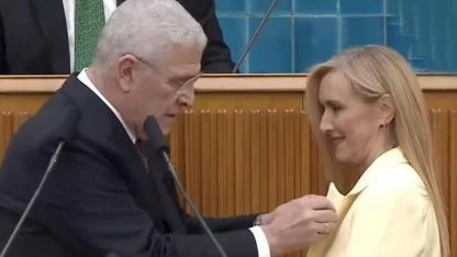 İYİ Parti'ye sürpriz bir isim katıldı: Rozetini Dervişoğlu taktı