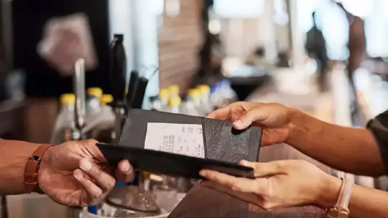 Kafe ve restoranlarda zorunlu servis ücretleri kaldırılıyor