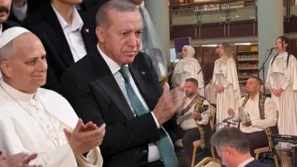 Metin Külünk'ten Papa karşılamasında okunan ilahiye tepki: Bu işin faturası kesilmeli