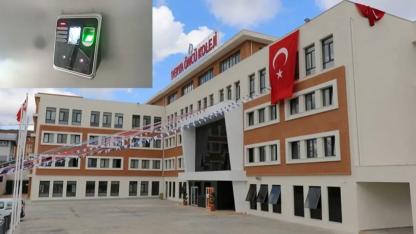 Öğretmenlere yüz tanıma sistemi dayatan özel okula para cezası