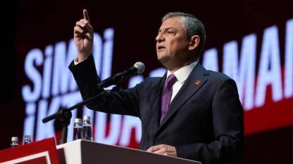 Özgür Özel, geçerli oyların tamamını alarak yeniden CHP Genel Başkanı seçildi