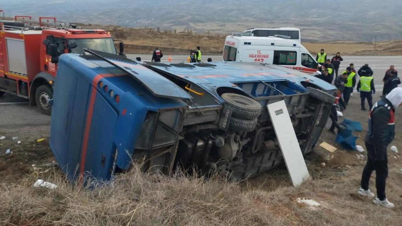 Cezaevi nakil aracı devrildi, 5 kişi yaralandı