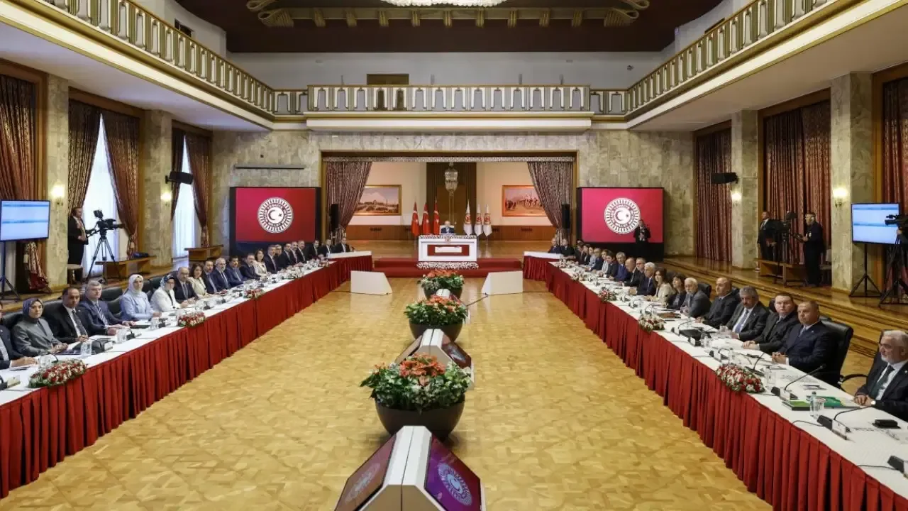 CHP, 'süreç komisyonu' raporunu Meclis'e sundu