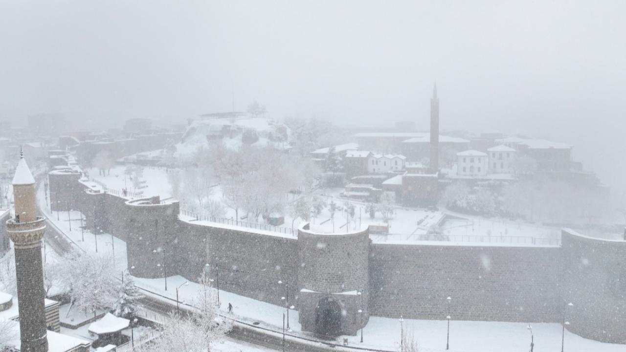 Diyarbakır’da kar yağışı: Uçuşlar iptal edildi, otobüs seferleri durduruldu