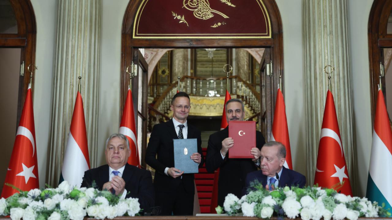 Erdoğan ve Orban, Dolmabahçe&#039;de görüştü; Türkiye ile Macaristan arasında 16 anlaşma imzalandı