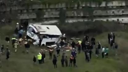 Esenyurt'ta servis aracı şarampole yuvarlandı: Ölü ve yaralılar var