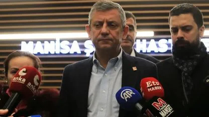 Gözyaşlarını tutamadı... Özgür Özel'den, Gülşah Durbay'ın ailesine ziyaret: 'Kendi evladımı kaybetmiş gibiyim...'