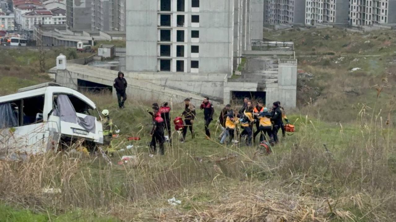 İstanbul'da işçi servisi şarampole yuvarlandı: Can kaybı artıyor!