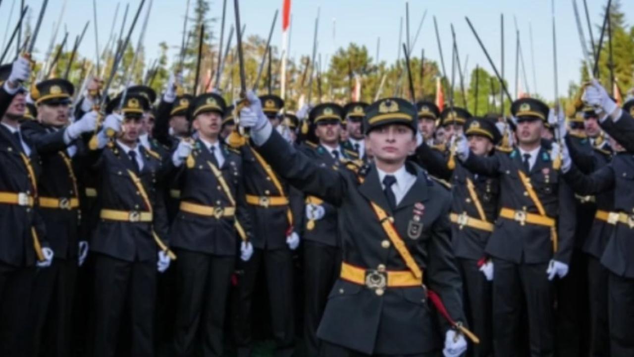 Kara Harp Okulu&#039;nda kılıçlı mezuniyet töreni: 1 kişinin ihraç kararı kaldırıldı