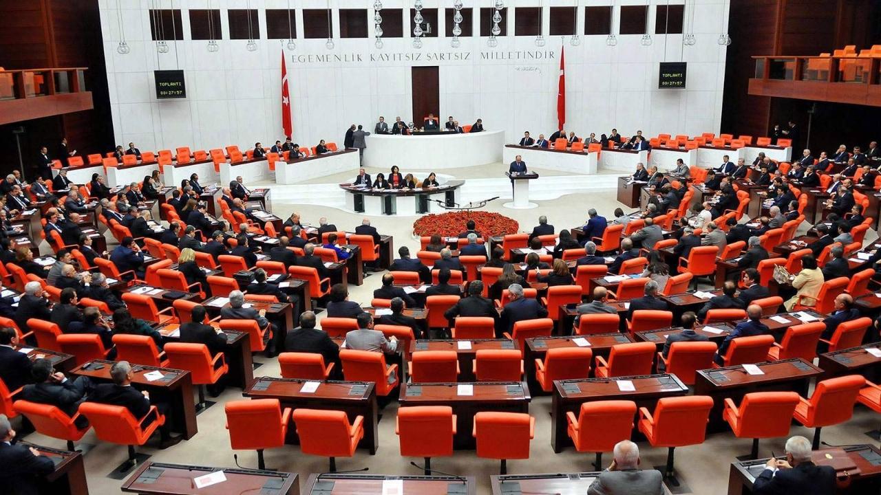 Kira ödeyemediği için günlük otellerde kalan emekliler Meclis gündeminde: Emeklilerimizin 16 bin 881 lira ile geçinmeye çalışılması kabul edilebilir değil