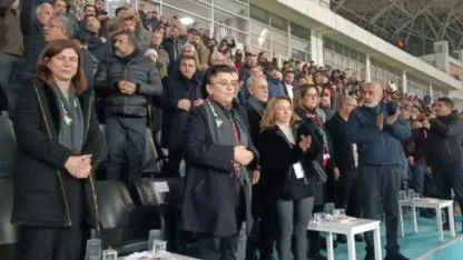 Leyla Zana Amedspor maçını izlemek için tribüne geldi: 'Leyla Zana onurumuzdur' tezahüratları