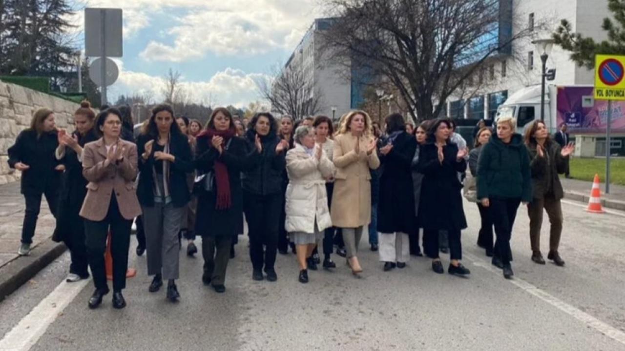Meclis’te taciz skandalı büyüyor: Kadın vekiller protestoya çıktı, polis barikat kurdu